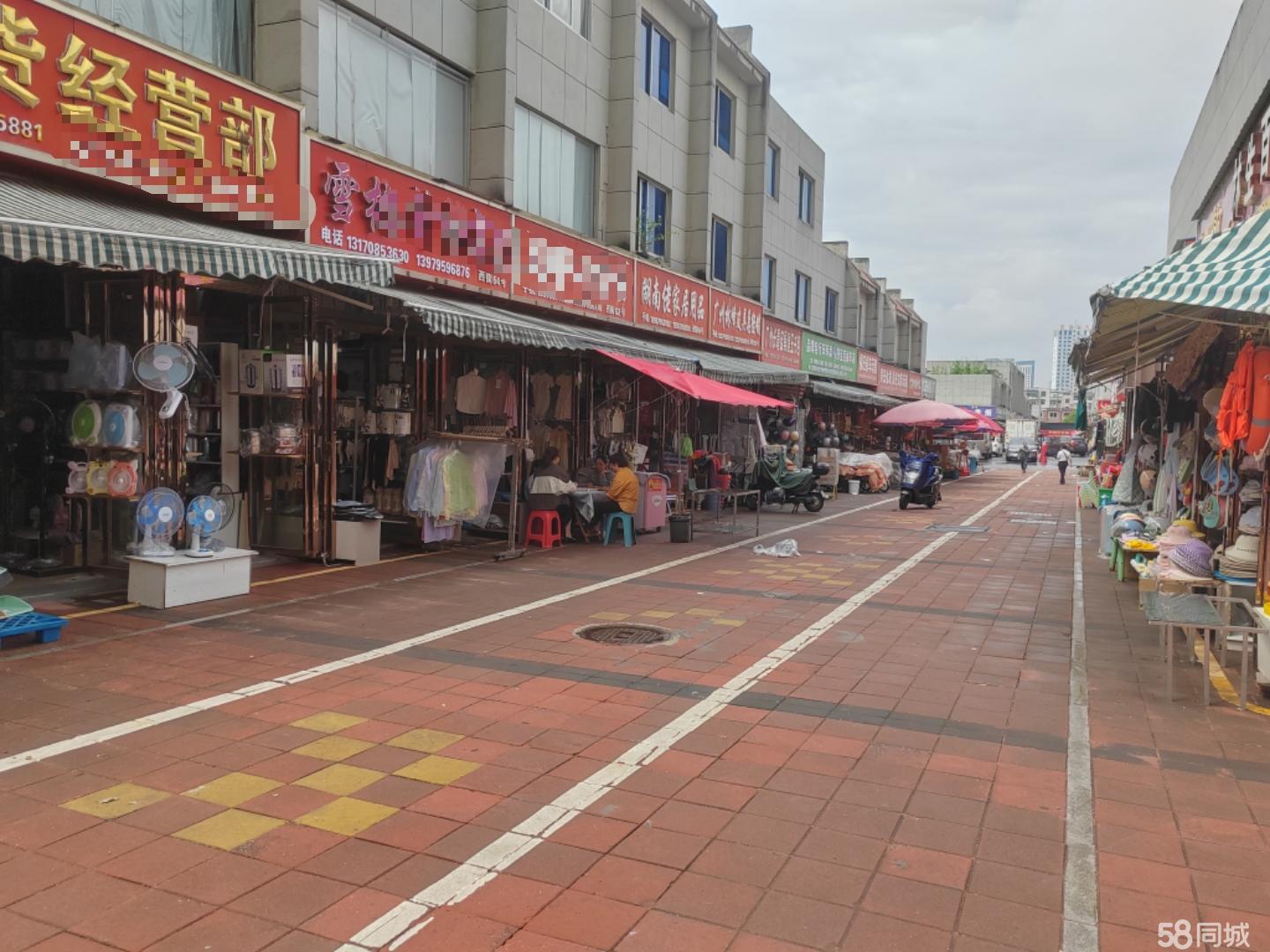 贸易广场西街58号，背靠临街商铺，离中心街近，周围都是旺铺。