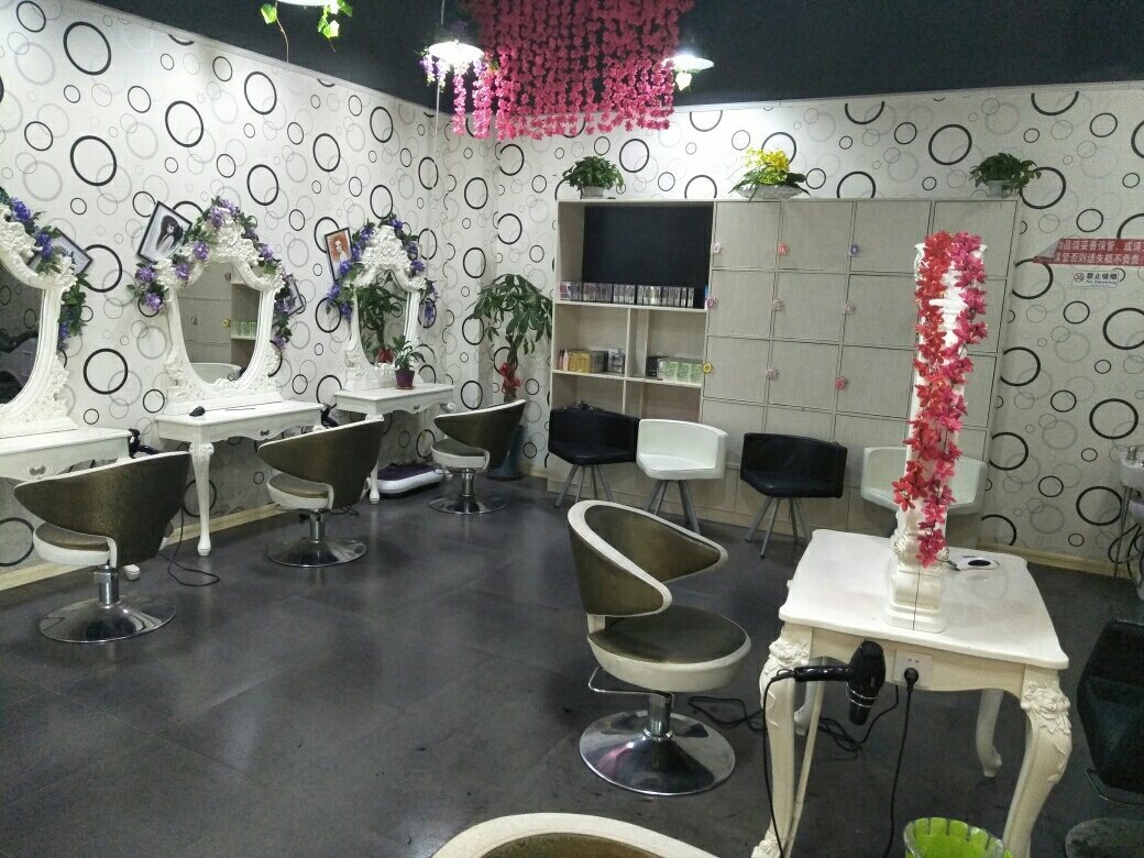 医药高新区华尔街理发店介绍图片1